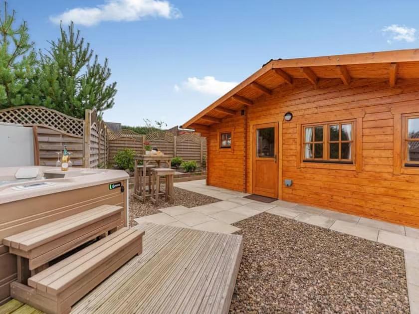 Lochinvar - Clydesdale Log Cabin With Hot Tub Airdrie Exterior foto